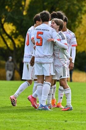 DFB U19 Nachwuchsliga SpVgg Unterhaching FC Bayern München U19 18 10 2025 The visitors cheer after Bohdan OLYCHENKO FC Bayern München U19 8 hat-trick goal Goal scorer Joy Happy U19 DFB Nachwuchsliga SpVgg Unterhaching FC Bayern München Sportschule Oberhaching on 18 10 2025 Copyright: xBEAUTIFULxSPORTS Goldbergx