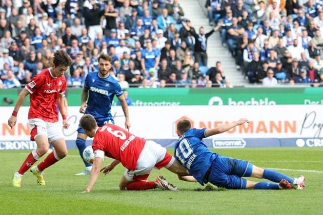 18 10 2025, xrekx, Fußball 2 Bundesliga, Karlsruher SC 1 FC Kaiserslautern v l Ji soo Kim 1 FC Kaiserslautern Fabian Kunze 1 FC Kaiserslautern Marvin Wanitzek Karlsruher SC Zweikampf, Aktion, action, battle for the ball DFL DFB REGULATIONS PROHIBIT ANY USE OF PHOTOGRAPHS as IMAGE SEQUENCES and or QUASI VIDEO Karlsruhe