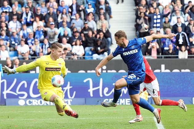 18 10 2025, xrekx, Fußball 2 Bundesliga, Karlsruher SC 1 FC Kaiserslautern v l Julian Krahl 1 FC Kaiserslautern Christoph Kobald Karlsruher SC Zweikampf, Aktion, action, battle for the ball Parade DFL DFB REGULATIONS PROHIBIT ANY USE OF PHOTOGRAPHS as IMAGE SEQUENCES and or QUASI VIDEO Karlsruhe