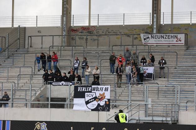 18 10 2025, xpfrx, Soccer 3 Liga, 1 FC Saarbruecken SC Verl v l Fans, Spectators, Jerseys, Atmosphere, Flags, SC Verl DFL DFB REGULATIONS PROHIBIT ANY USE OF PHOTOGRAPHS as IMAGE SEQUENCES and or QUASI VIDEO Saarbruecken