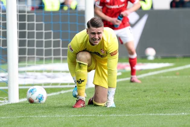 18 10 2025, xrekx, Fußball 2 Bundesliga, Karlsruher SC 1 FC Kaiserslautern v l Julian Krahl 1 FC Kaiserslautern verletzt, Verletzung, Schmerz, Schmerzen, injured, injury, pain, pains DFL DFB REGULATIONS PROHIBIT ANY USE OF PHOTOGRAPHS as IMAGE SEQUENCES and or QUASI VIDEO Karlsruhe