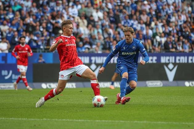 Naatan Skytta 1 FC Kaiserslautern, 15 in duel with Dzenis Burnic Karlsruher SC, 07 , Karlsruher SC vs 1 FC Kaiserslautern, 2 Bundesliga, Matchday 9, 2025 2026, 18 10 2025, DFL REGULATIONS PROHIBIT ANY USE OF PHOTOGRAPHS AS IMAGE SEQUENCES AND OR QUASI VIDEO, Karlsruher SC vs 1 FC Kaiserslautern, 2 Bundesliga, Matchday 9, 2025 2026, 18 10 2025 Karlsruhe Copyright: xEibner-Pressefoto JanxPrihodax EP_JPA