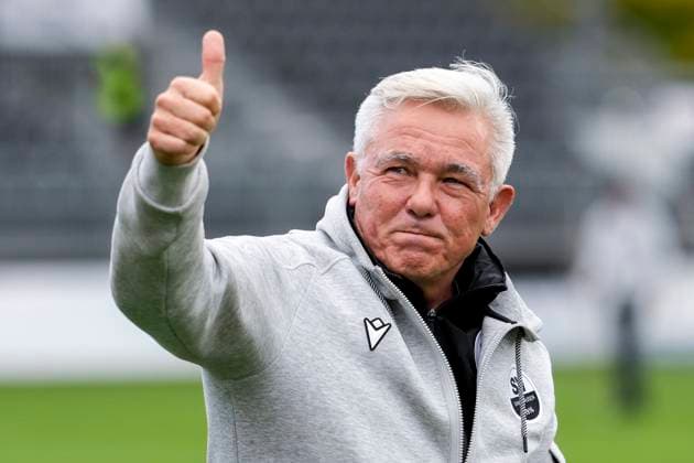 Olaf Janßen Janssen, coach, head coach, SVS , with thumbs up, gesture, gesture, confident, positive, optimistic, joy, rejoice, rejoicing, single picture, single photo, action, action, 18 10 2025, Sandhausen Germany , Football, Regionalliga Südwest, SV Sandhausen 1 FSV Mainz 05 II xozx