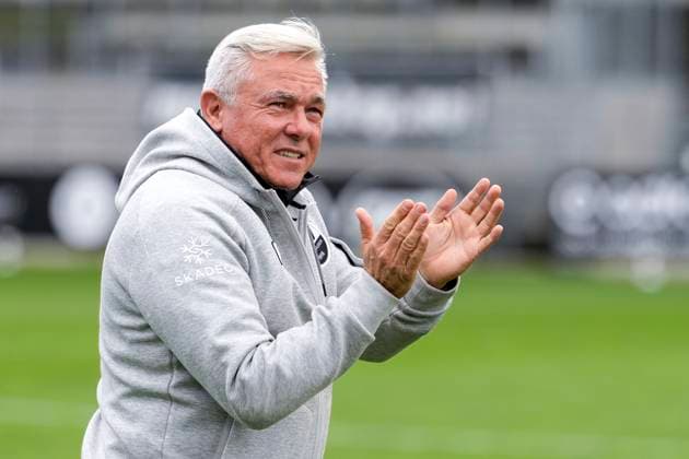 Olaf Janßen Janssen, coach, head coach, SVS , gives instructions, gestures, gesticulates with arms, single image, single photo, action, action, 18 10 2025, Sandhausen Germany , Football, Regionalliga Südwest, SV Sandhausen 1 FSV Mainz 05 II xozx
