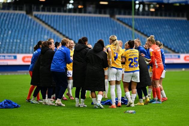 Soccer I Women I Season 2025 2026 I Bundesliga I 7 Matchday I Hamburger SV FC Carl Zeiss Jena I 18 10 2025 FC Carl Zeiss Jena Women together Hamburg Volkspark, Volksparkstadion, Stadium, Volkspark Stadion Hamburg Germany Copyright: xLobeca FelixxSchlikisx