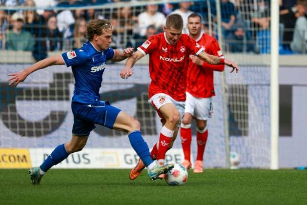 18 10 2025, xhettx, Fußball 2 Bundesliga, Karlsruher SC 1 FC Kaiserslautern v l David Herold Karlsruher SC, 20 spitzelt Paul Joly 1 FC Kaiserslautern, 26 den Ball ab DFL DFB REGULATIONS PROHIBIT ANY USE OF PHOTOGRAPHS as IMAGE SEQUENCES and or QUASI VIDEO Karlsruhe