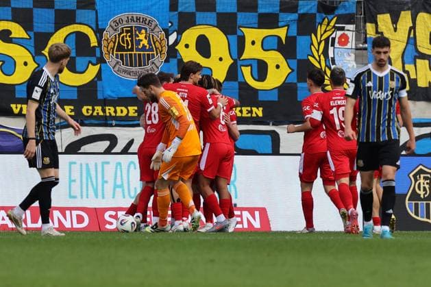18 10 2025, xpfrx, Fußball 3 Liga, 1 FC Saarbruecken SC Verl v l Torjubel nach dem Tor zum celebrating the goal celebrate 0 1 durch Jonas Arweiler SC Verl Phillip Menzel 1 FC Saarbruecken Entäuscht, traurig, frustriert DFLB DFB REGULATIONS PROHIBIT ANY USE OF PHOTOGRAPHS as IMAGE SEQUENCES and or QUASI VIDEO Saarbruecken