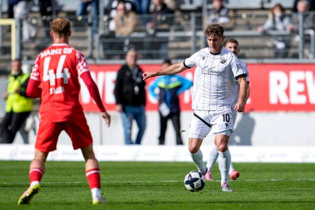 v li Niklas Tauer Mainz II, 44 , Jahn Herrmann SVS, 10 , Action, Action, Game scene, 18 10 2025, Sandhausen Germany , Soccer, Regionalliga Südwest, SV Sandhausen 1 FSV Mainz 05 II xozx