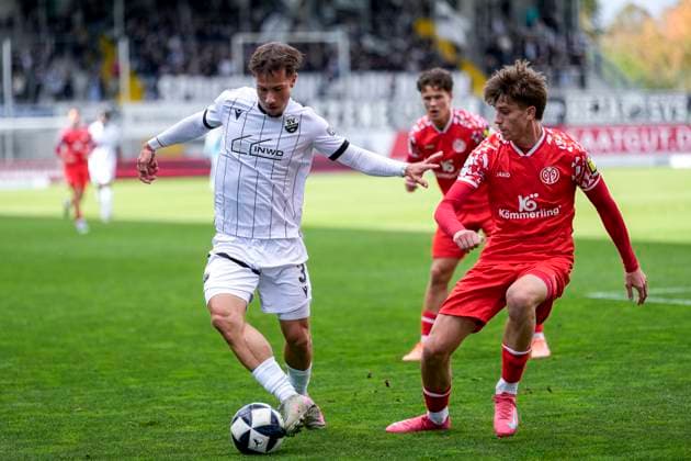 v li Louis Kolbe SVS, 3 , Kasey Bos Mainz II, 43 , duel, duel, tackle, tackling, dynamics, action, action, 18 10 2025, Sandhausen Germany , Football, Regionalliga Südwest, SV Sandhausen 1 FSV Mainz 05 II xozx