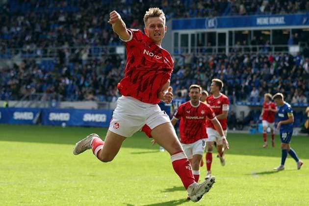 18 10 2025, xrekx, Fußball 2 Bundesliga, Karlsruher SC 1 FC Kaiserslautern v l Torjubel nach dem Tor zum celebrating the goal celebrate 0 2 durch Naatan Skyttä Skyttae 1 FC Kaiserslautern DFL DFB REGULATIONS PROHIBIT ANY USE OF PHOTOGRAPHS as IMAGE SEQUENCES and or QUASI VIDEO Karlsruhe