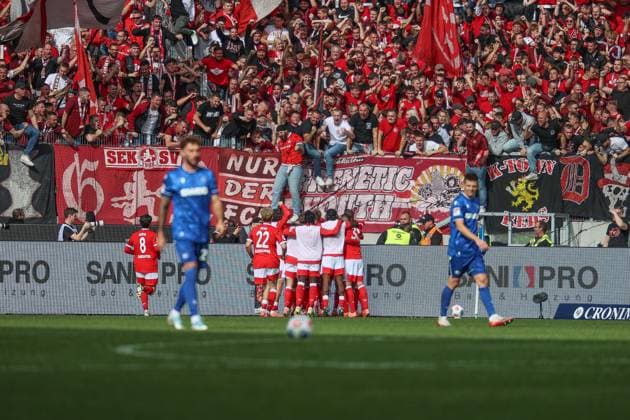 The FCK players celebrate the 0 2 goal with the fans, Karlsruher SC vs 1 FC Kaiserslautern, 2 Bundesliga, 9 Matchday, 2025 2026, 18 10 2025, DFL REGULATIONS PROHIBIT ANY USE OF PHOTOGRAPHS AS IMAGE SEQUENCES AND OR QUASI VIDEO, Karlsruher SC vs 1 FC Kaiserslautern, 2 Bundesliga, 9 Matchday, 2025 2026, 18 10 2025 Karlsruhe Copyright: xEibner-Pressefoto JanxPrihodax EP_JPA