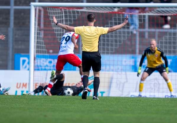 Dominic Stock Referee waves off no penalty kick for RW Oberhausen Sportfreunde Siegen Rot Weiß Oberhausen 18 10 2025 Soccer, Regionalliga West, Matchday 12, GER, Siegen, Leimbachstadion Copyright: HMBxMedia xMarcoxBader