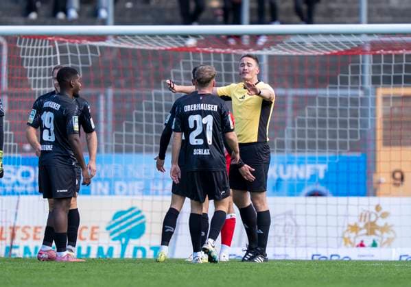 Luca Schlax Rot Weiss Oberhausen, 21 discussed with Dominic Stock Referee Sportfreunde Siegen Rot Weiß Oberhausen 18 10 2025 Soccer, Regionalliga West, Matchday 12, GER, Siegen, Leimbachstadion Copyright: HMBxMedia xMarcoxBader