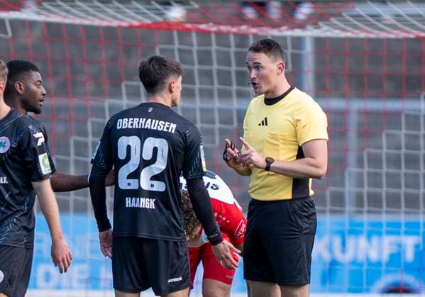 Lucas Halangk Rot Weiss Oberhausen, 22 discussed with Dominic Stock Referee Sportfreunde Siegen Rot Weiß Oberhausen 18 10 2025 Soccer, Regionalliga West, Matchday 12, GER, Siegen, Leimbachstadion Copyright: HMBxMedia xMarcoxBader