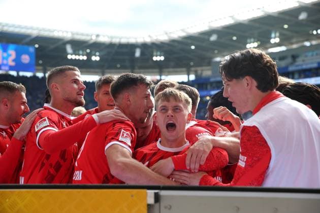 18 10 2025, xrekx, Fußball 2 Bundesliga, Karlsruher SC 1 FC Kaiserslautern v l Torjubel nach dem Tor zum celebrating the goal celebrate 0 2 durch Naatan Skyttä Skyttae 1 FC Kaiserslautern DFL DFB REGULATIONS PROHIBIT ANY USE OF PHOTOGRAPHS as IMAGE SEQUENCES and or QUASI VIDEO Karlsruhe