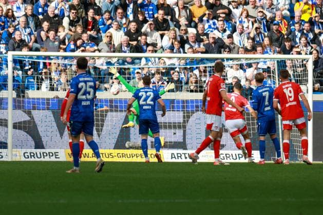 18 10 2025, xhettx, Fußball 2 Bundesliga, Karlsruher SC 1 FC Kaiserslautern v l über Hans Christian Bernat Karlsruher SC, 1 drüber zum 0 2 durch Naatan Mikael Skyttä 1 FC Kaiserslautern, 15 DFL DFB REGULATIONS PROHIBIT ANY USE OF PHOTOGRAPHS as IMAGE SEQUENCES and or QUASI VIDEO Karlsruhe