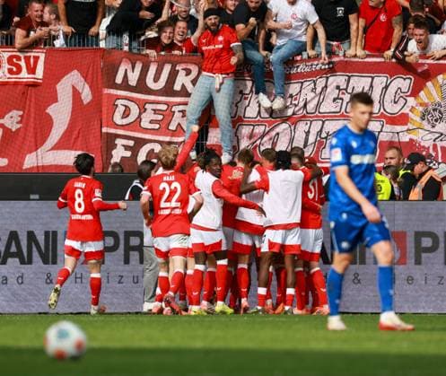 18 10 2025, xhettx, Fußball 2 Bundesliga, Karlsruher SC 1 FC Kaiserslautern v l jubel über das 0 2 durch Naatan Mikael Skyttä 1 FC Kaiserslautern, 15 DFL DFB REGULATIONS PROHIBIT ANY USE OF PHOTOGRAPHS as IMAGE SEQUENCES and or QUASI VIDEO Karlsruhe