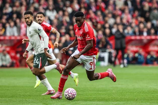 Premier League Nottingham Forest v Chelsea Taiwo Awoniyi of Nottingham Forest breaks with the ball during the Premier League match Nottingham Forest vs Chelsea at City Ground, Nottingham, United Kingdom, 18th October 2025 (Photo by Alfie Cosgrove News Images) Nottingham City Ground Nottinghamshire United Kingdom Copyright: xAlfiexCosgrove NewsxImagesx
