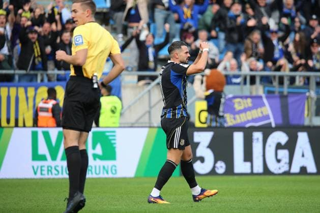 18.10.2025, xpfrx, Fussball 3.Liga, 1.FC Saarbruecken - SC Verl v.l. Torjubel nach dem Tor zum celebrating the goal celebrate 1:1 durch Kasim Rabihic (1.FC Saarbruecken) (DFL DFB REGULATIONS PROHIBIT ANY USE OF PHOTOGRAPHS as IMAGE SEQUENCES and or QUASI-VIDEO) Saarbruecken
