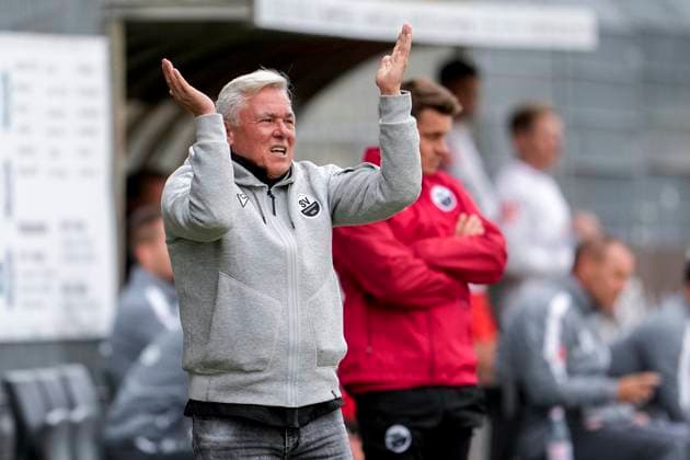 Olaf Janßen Janssen, coach, head coach, SVS , gives instructions, gestures, gesticulates with arms, single image, single photo, action, action, 18 10 2025, Sandhausen Germany , Football, Regionalliga Südwest, SV Sandhausen 1 FSV Mainz 05 II xozx
