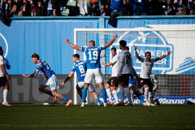 left Ryan Naderi Rostock scores and celebrates his goal for 1 0 GER, FC Hansa Rostock vs SV Wehen Wiesbaden, Soccer, Men, 3 League, Matchday 11, Season 2025 2026,18 10 2025 Rostock Ostseestadion Mecklenburg Vorpommern Germany