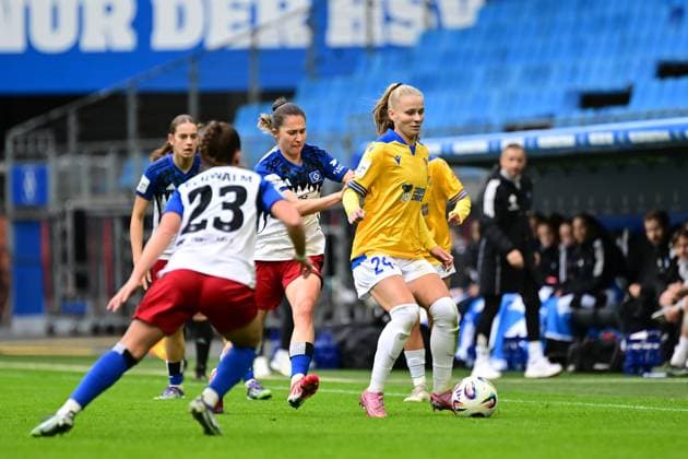 Soccer I Women I Season 2025 2026 I Bundesliga I 7 Matchday I Hamburger SV FC Carl Zeiss Jena I 18 10 2025 Maria Mikolajova 27, Hamburger SV Isabella Jaron 24, FC Carl Zeiss Jena Hamburg Volkspark, Volksparkstadion, Stadium, Volkspark Stadion Hamburg Germany Copyright: xLobeca FelixxSchlikisx