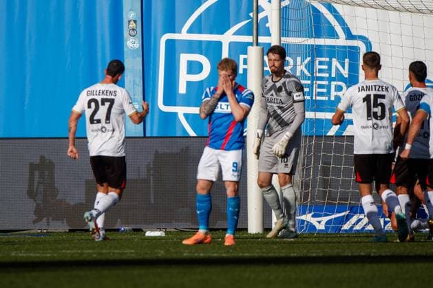 Andreas Voglsammer Rostock are disappointed, angry, frustrated, pissed off after missing penalty GER, FC Hansa Rostock vs SV Wehen Wiesbaden, Football, Men, 3 League, Matchday 11, Season 2025 2026,18 10 2025 Rostock Ostseestadion Mecklenburg Vorpommern Germany