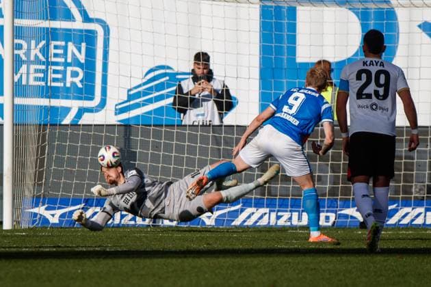 Andreas Voglsammer Rostock misses a penalty against goalkeeper Florian Stritzel Wehen GER, FC Hansa Rostock vs SV Wehen Wiesbaden, Soccer, Men, 3 League, Matchday 11, Season 2025 2026,18 10 2025 Rostock Ostseestadion Mecklenburg Vorpommern Germany