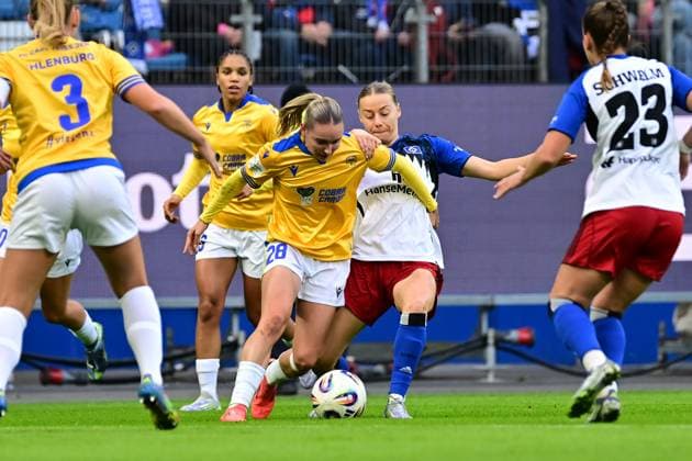 Soccer I Women I Season 2025 2026 I Bundesliga I 7 Matchday I Hamburger SV FC Carl Zeiss Jena I 18 10 2025 Emily Reske 28, FC Carl Zeiss Jena Sophie Hillebrand 22, Hamburger SV Hamburg Volkspark, Volksparkstadion, Stadion, Volkspark Stadion Hamburg Germany Copyright: xLobeca FelixxSchlikisx