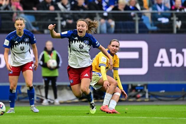 Soccer I Women I Season 2025 2026 I Bundesliga I Matchday 7 I Hamburger SV FC Carl Zeiss Jena I 18 10 2025 Emily Reske 28, FC Carl Zeiss Jena fouls Melanie Brunnthaler 11, Hamburger SV Hamburg Volkspark, Volksparkstadion, stadium, Volkspark Stadion Hamburg Germany Copyright: xLobeca FelixxSchlikisx