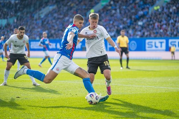 Rostock, Germany 18 October 2025 3 Liga 2025 2026 FC Hansa Rostock vs SV Wehen Wiesbaden In the picture from left in a duel Jan Mejdr Hansa Rostock and Fabian Greilinger SV Wehen Wiesbaden DFB regulations prohibit any use of photographs as image sequences and or quasi video Copyright: xFotostandx xVoelkerx