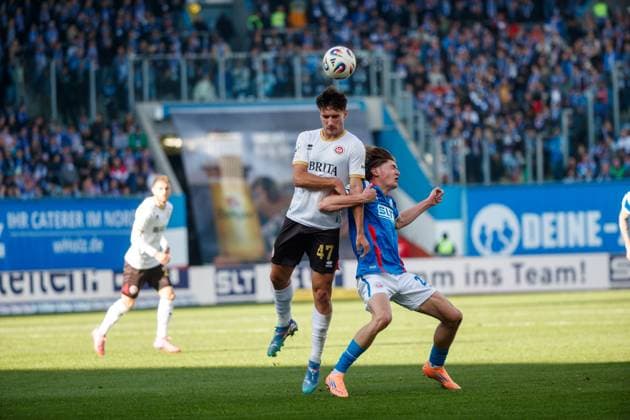 left David Suarez Cardenes vs Ryan Naderi Rostock GER, FC Hansa Rostock vs SV Wehen Wiesbaden, Soccer, Men, 3 Liga, Matchday 11, Season 2025 2026,18 10 2025 Rostock Ostseestadion Mecklenburg Vorpommern Germany