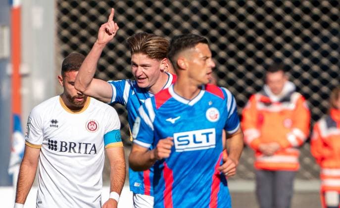 18 10 2025, Football, GER, Men, 3 League, DFL, Season 2025 26, Matchday 10, FC Hansa Rostock SV Wehen Wiesbaden Ryan Don Naderi FC Hansa Rostock, center celebrates his goal for 1 0 Rostock Ostseestadion Mecklenburg Vorpommern Germany