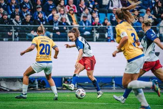 Google Pixel Frauen Bundesliga Hamburger SV vs FC Carl Zeiss Jena, 18 10 2025 Melanie Brunnthaler Hamburger SV, 11 bringt den Ball rein Google Pixel Frauen Bundesliga, 7 Spieltag Hamburger SV vs FC Carl Zeiss Jena am 18 10 2025 im Volksparkstadion, Hamburg DFB DFL REGULATIONS PROHIBIT ANY USE OF PHOTOGRAPHS AS IMAGE SEQUENCES AND OR QUASI VIDEO Copyright: xBEAUTIFULxSPORTS Tonhäuserx