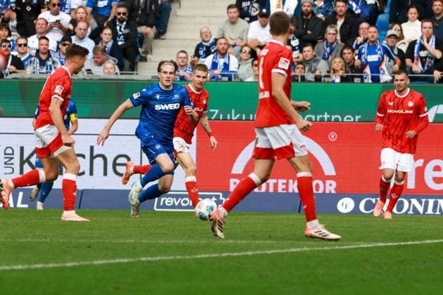 18 10 2025, xhettx, Soccer 2 Bundesliga, Karlsruher SC 1 FC Kaiserslautern v l David Herold Karlsruher SC, 20 surrounded by lute players DFL DFB REGULATIONS PROHIBIT ANY USE OF PHOTOGRAPHS as IMAGE SEQUENCES and or QUASI VIDEO Karlsruhe