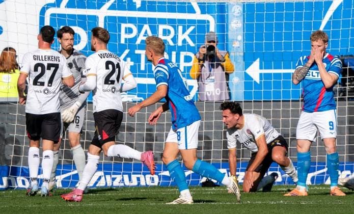 18 10 2025, Football, GER, Men, 3 League, DFL, Season 2025 26, Matchday 10, FC Hansa Rostock SV Wehen Wiesbaden Andreas Voglsammer FC Hansa Rostock, re reacts disappointed after his missed penalty Rostock Ostseestadion Mecklenburg Vorpommern Germany