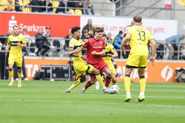 3 Liga Alemannia Aachen FC Ingolstadt 04 duel Battle for the ball Frederik Christensen 11, FCI da Silva Kiala Joel 37 AA 3 Liga FC Ingolstadt 04 Season 2025 2026 Alemannia Aachen