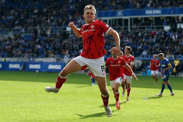 18 10 2025, xrekx, Fußball 2 Bundesliga, Karlsruher SC 1 FC Kaiserslautern v l Torjubel nach dem Tor zum celebrating the goal celebrate 0 2 durch Naatan Skyttä Skyttae 1 FC Kaiserslautern DFL DFB REGULATIONS PROHIBIT ANY USE OF PHOTOGRAPHS as IMAGE SEQUENCES and or QUASI VIDEO Karlsruhe