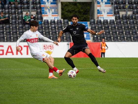 duel Efe Korkut VfB Stuttgart II, 11 vs Ekin Celebi 1 FC Schweinfurth, 11 GER, VfB Stuttgart II vs 1 FC Schweinfurth, Football, 3 Liga, Season 2025 2026, 18 10 2025 GER, VfB Stuttgart II vs 1 FC Schweinfurth, Football, 3 Liga, Season 2025 2026, 18 10 2025 Aspach Copyright: xEibner-Pressefoto CarstenxSchwerx EP_CSG