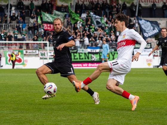 duel Kristian Boehnlein 1 FC Schweinfurth, 13 vs Efe Korkut VfB Stuttgart II, 11 GER, VfB Stuttgart II vs 1 FC Schweinfurth, football, 3 league, 2025 2026 season, 18 10 2025 GER, VfB Stuttgart II vs 1 FC Schweinfurth, football, 3 league, 2025 2026 season, 18 10 2025 Aspach Copyright: xEibner-Pressefoto CarstenxSchwerx EP_CSG