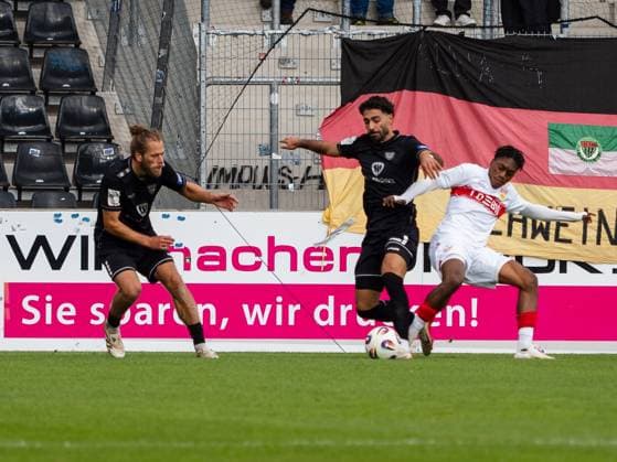 Duel Lucas Zeller 1 FC Schweinfurth, 06 vs Justin Diehl VfB Stuttgart II, 26 , left Kristian Boehnlein 1 FC Schweinfurth, 13 GER, VfB Stuttgart II vs 1 FC Schweinfurth, Football, 3 Liga, Season 2025 2026, 18 10 2025 GER, VfB Stuttgart II vs 1 FC Schweinfurth, Football, 3 Liga, Season 2025 2026, 18 10 2025 Aspach Copyright: xEibner-Pressefoto CarstenxSchwerx EP_CSG