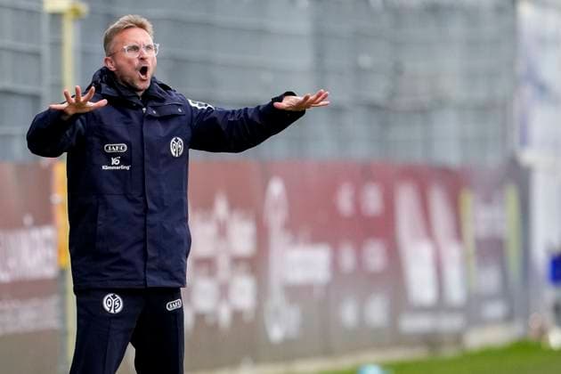 Benjamin Hoffmann coach, head coach, Mainz U23 , gives instructions, gestures, gesticulates with arms, single image, single photo, action, action, 18 10 2025, Sandhausen Germany , Soccer, Regionalliga Südwest, SV Sandhausen 1 FSV Mainz 05 II xozx