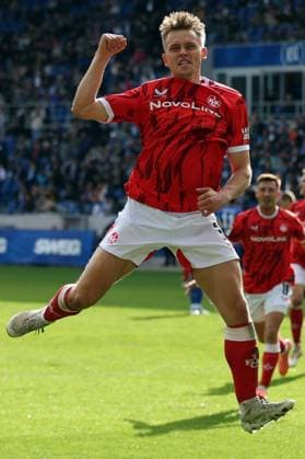 18 10 2025, xrekx, Fußball 2 Bundesliga, Karlsruher SC 1 FC Kaiserslautern v l Torjubel nach dem Tor zum celebrating the goal celebrate 0 2 durch Naatan Skyttä Skyttae 1 FC Kaiserslautern DFL DFB REGULATIONS PROHIBIT ANY USE OF PHOTOGRAPHS as IMAGE SEQUENCES and or QUASI VIDEO Karlsruhe