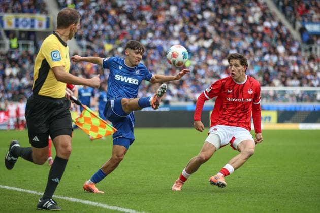 Rafael Pinto Pedrosa Karlsruher SC, 36 in duel with Leon Robinson 1 FC Kaiserslautern, 37 , Karlsruher SC vs 1 FC Kaiserslautern, 2 Bundesliga, Matchday 9, 2025 2026, 18 10 2025, DFL REGULATIONS PROHIBIT ANY USE OF PHOTOGRAPHS AS IMAGE SEQUENCES AND OR QUASI VIDEO, Karlsruher SC vs 1 FC Kaiserslautern, 2 Bundesliga, Matchday 9, 2025 2026, 18 10 2025 Karlsruhe Copyright: xEibner-Pressefoto JanxPrihodax EP_JPA