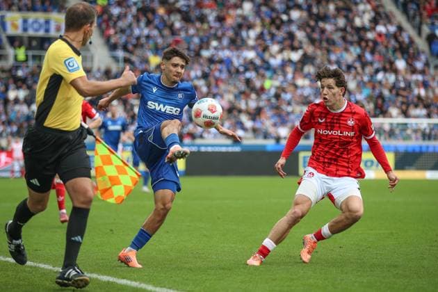 Rafael Pinto Pedrosa Karlsruher SC, 36 in duel with Leon Robinson 1 FC Kaiserslautern, 37 , Karlsruher SC vs 1 FC Kaiserslautern, 2 Bundesliga, Matchday 9, 2025 2026, 18 10 2025, DFL REGULATIONS PROHIBIT ANY USE OF PHOTOGRAPHS AS IMAGE SEQUENCES AND OR QUASI VIDEO, Karlsruher SC vs 1 FC Kaiserslautern, 2 Bundesliga, Matchday 9, 2025 2026, 18 10 2025 Karlsruhe Copyright: xEibner-Pressefoto JanxPrihodax EP_JPA