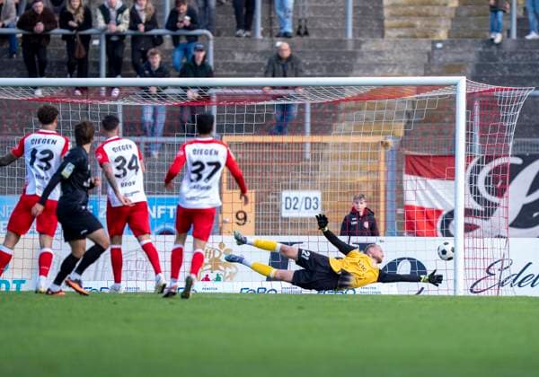 Phil Sieben Rot Weiss Oberhausen, 7 li With the shot to 0 1 Leon Klußmann Sportfreunde Siegen, 21 in goal without a chance Sportfreunde Siegen Rot Weiß Oberhausen 18 10 2025 Soccer, Regionalliga West, Matchday 12, GER, Siegen, Leimbachstadion Copyright: HMBxMedia xMarcoxBader