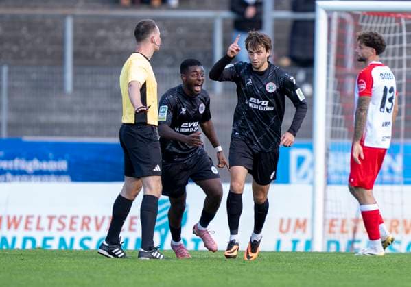 Phil Sieben Rot Weiss Oberhausen, 7 celebrates his goal Sportfreunde Siegen Rot Weiß Oberhausen 18 10 2025 Soccer, Regionalliga West, Matchday 12, GER, Siegen, Leimbachstadion Copyright: HMBxMedia xMarcoxBader