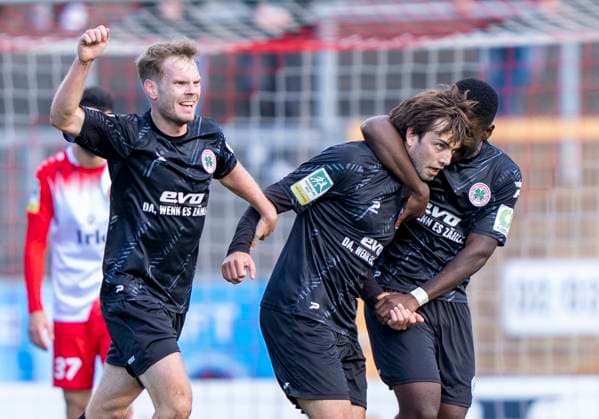 RW Oberhausen celebrates the 0 1 by Phil Sieben Rot Weiss Oberhausen, 7 Sportfreunde Siegen Rot Weiß Oberhausen 18 10 2025 Soccer, Regionalliga West, Matchday 12, GER, Siegen, Leimbachstadion Copyright: HMBxMedia xMarcoxBader