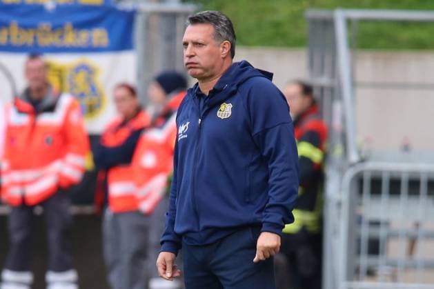 18 10 2025, xpfrx, Fussball 3 Liga, 1 FC Saarbruecken SC Verl v l Trainer Alois Schwartz 1 FC Saarbruecken DFL DFB REGULATIONS PROHIBIT ANY USE OF PHOTOGRAPHS as IMAGE SEQUENCES and or QUASI VIDEO Saarbruecken