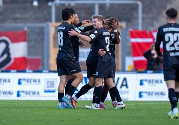Cheers at RW Oberhausen Sportfreunde Siegen Rot Weiß Oberhausen 18 10 2025 Football, Regionalliga West, Matchday 12, GER, Siegen, Leimbachstadion Copyright: HMBxMedia xMarcoxBader